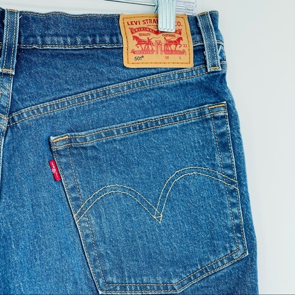 Levi's 501 original fit frayed cut off shorts high rise women's size 30 - Picture 3 of 12